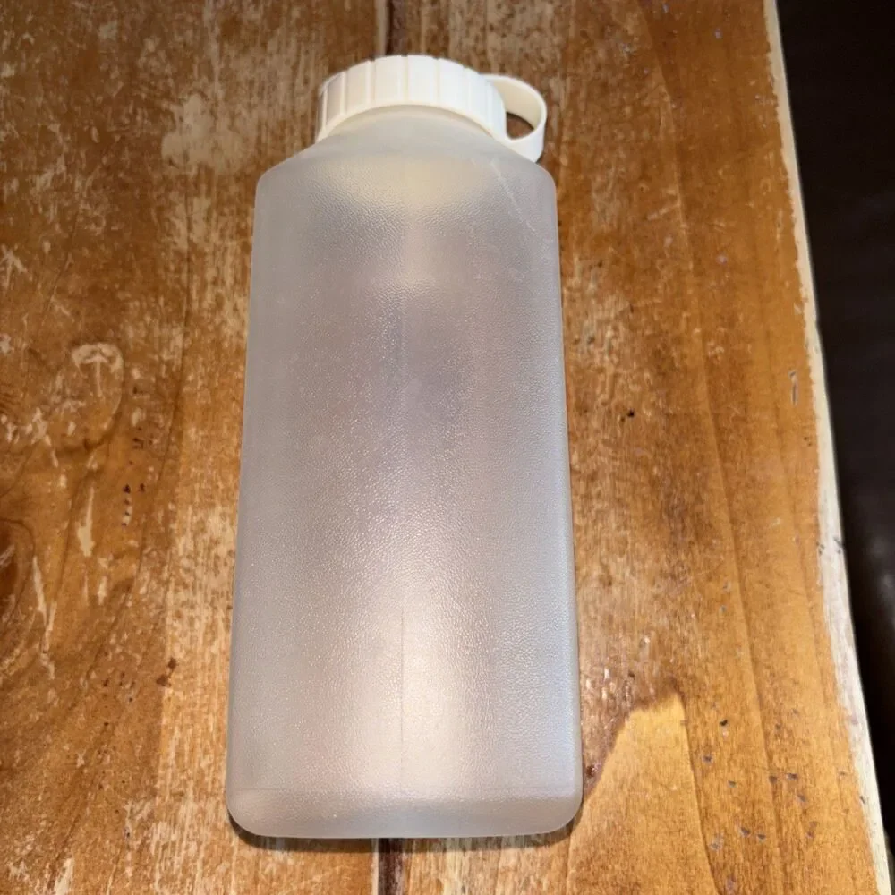 Vintage Rubbermaid Servin' Saver Drink Bottle 1 quart 940 mL w/ Flip Top Lid euc